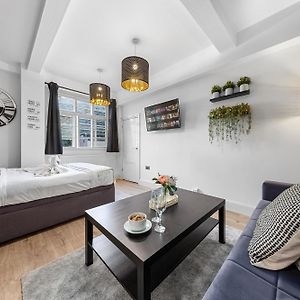 Central London Luxury, Relaxing Apartment! 2 Mins From Paddington Station!